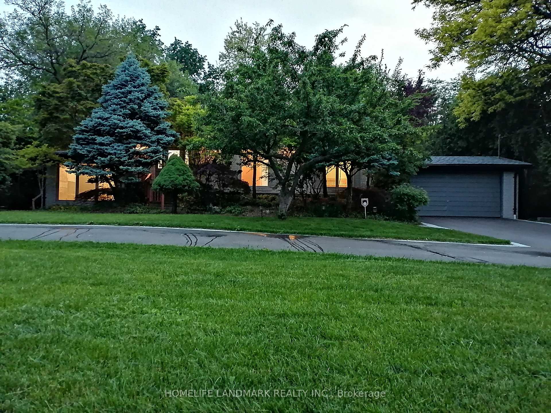 Front of 12 Thornheights Road N