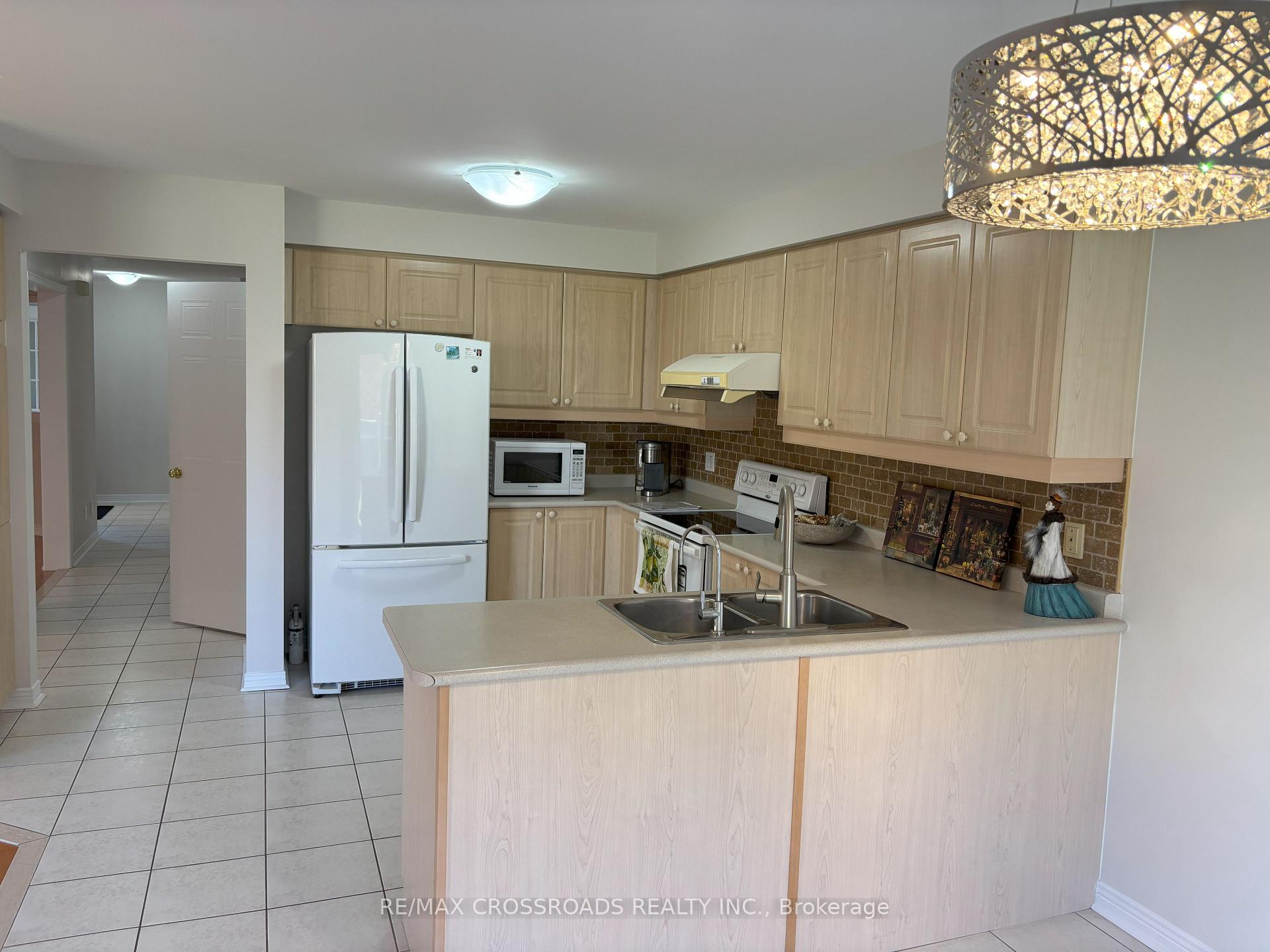 Photo 3 of 110 Halterwood Circle, Markham, Markville — HOMEH