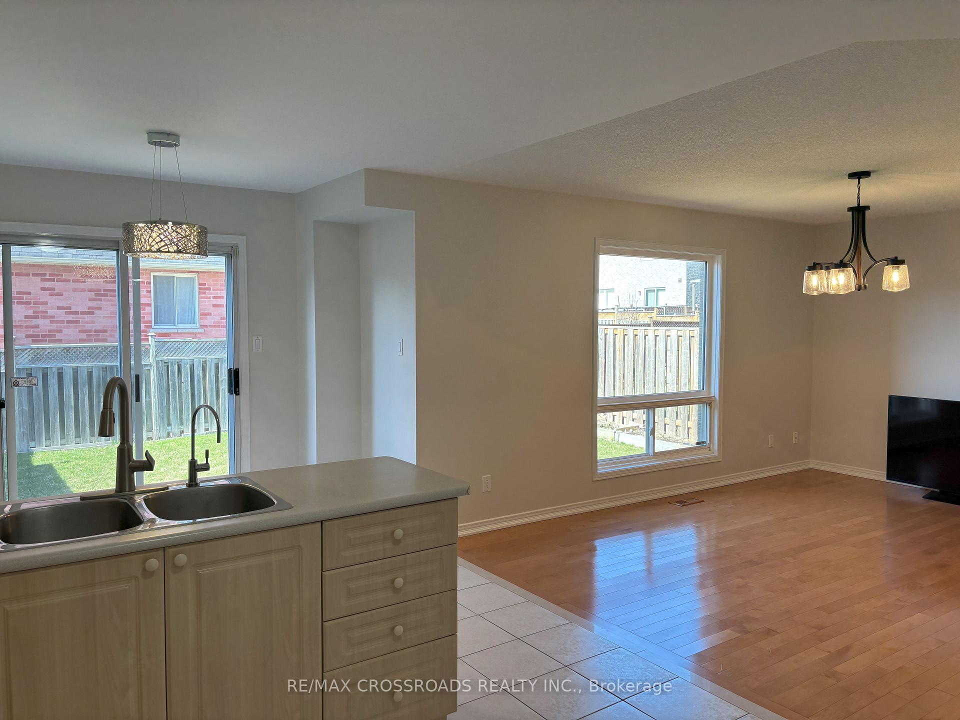 Photo 4 of 110 Halterwood Circle, Markham, Markville — HOMEH