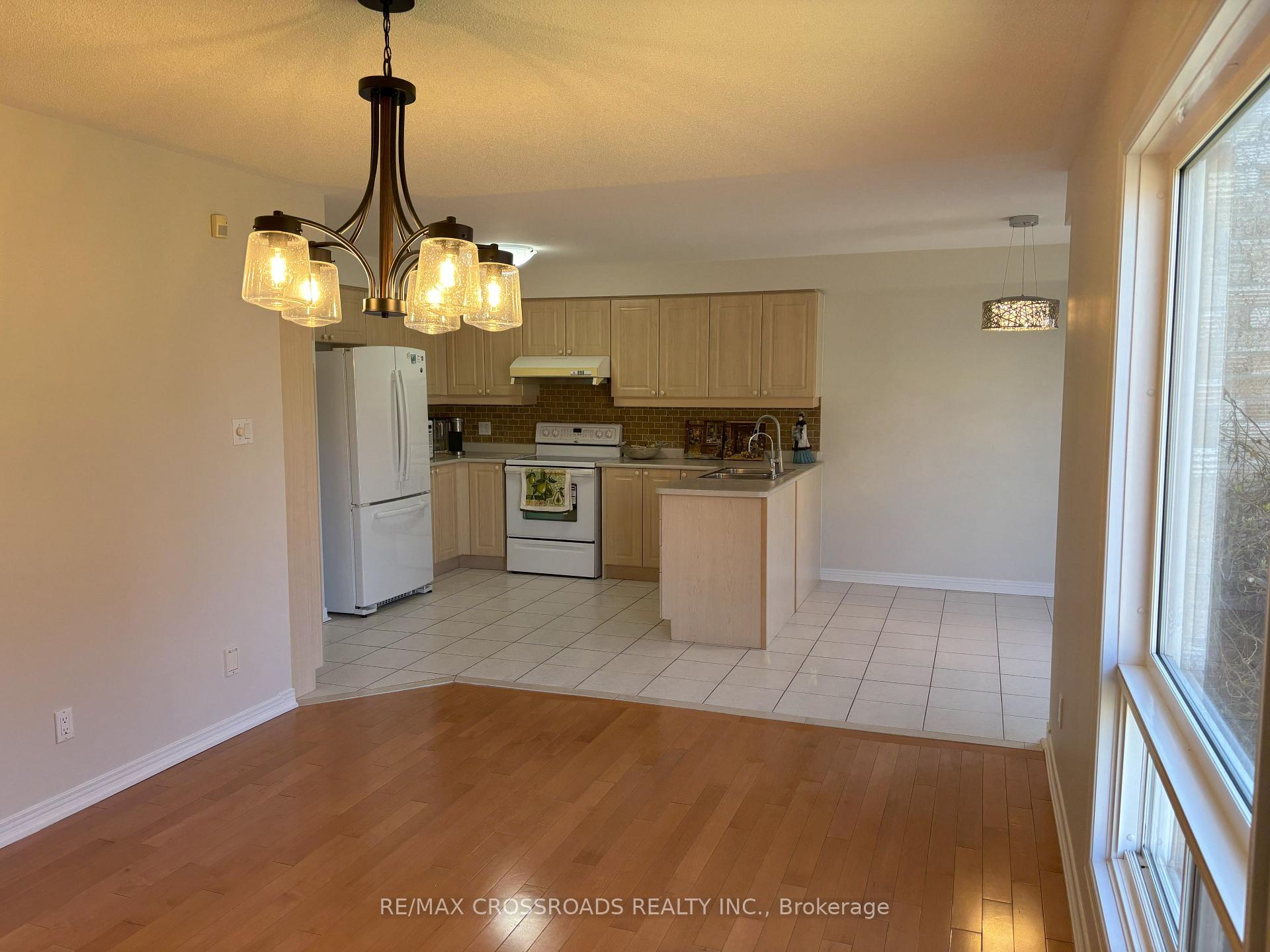 Photo 5 of 110 Halterwood Circle, Markham, Markville — HOMEH