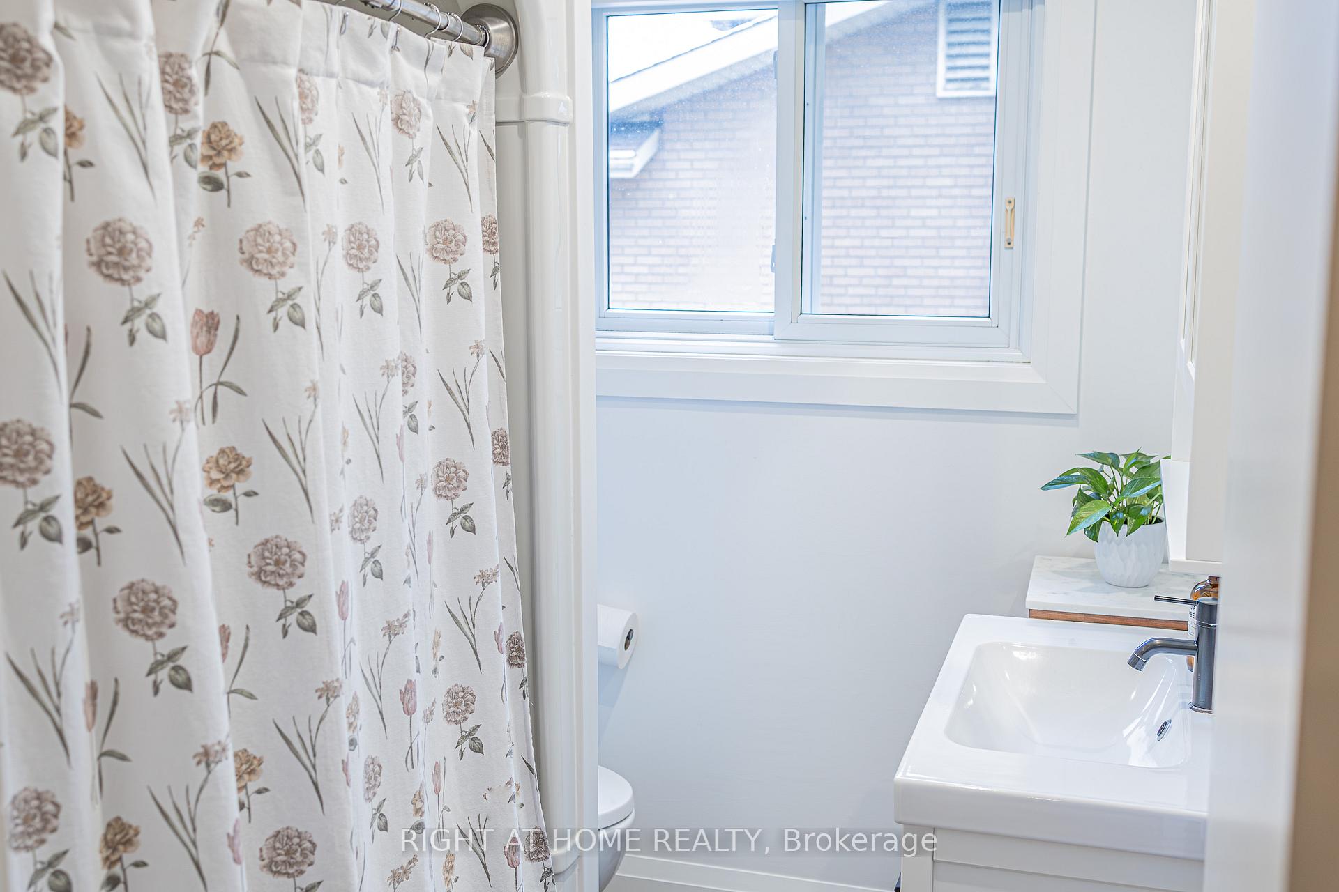 Photo 21 of 46 Meadow Crescent, Kitchener — HOMEH