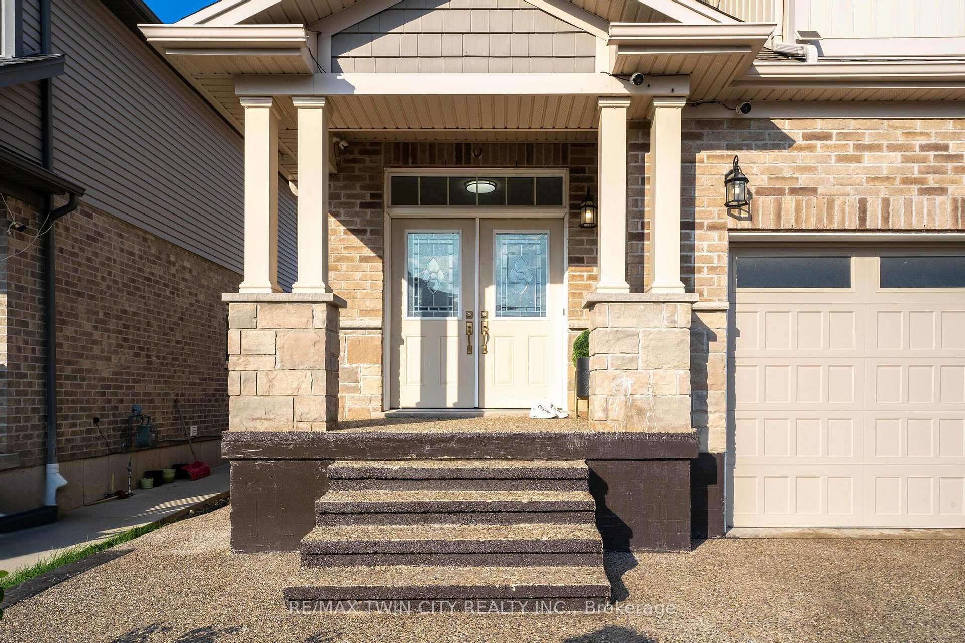 Photo 1 of 11 Netherwood Road, Kitchener — HOMEH
