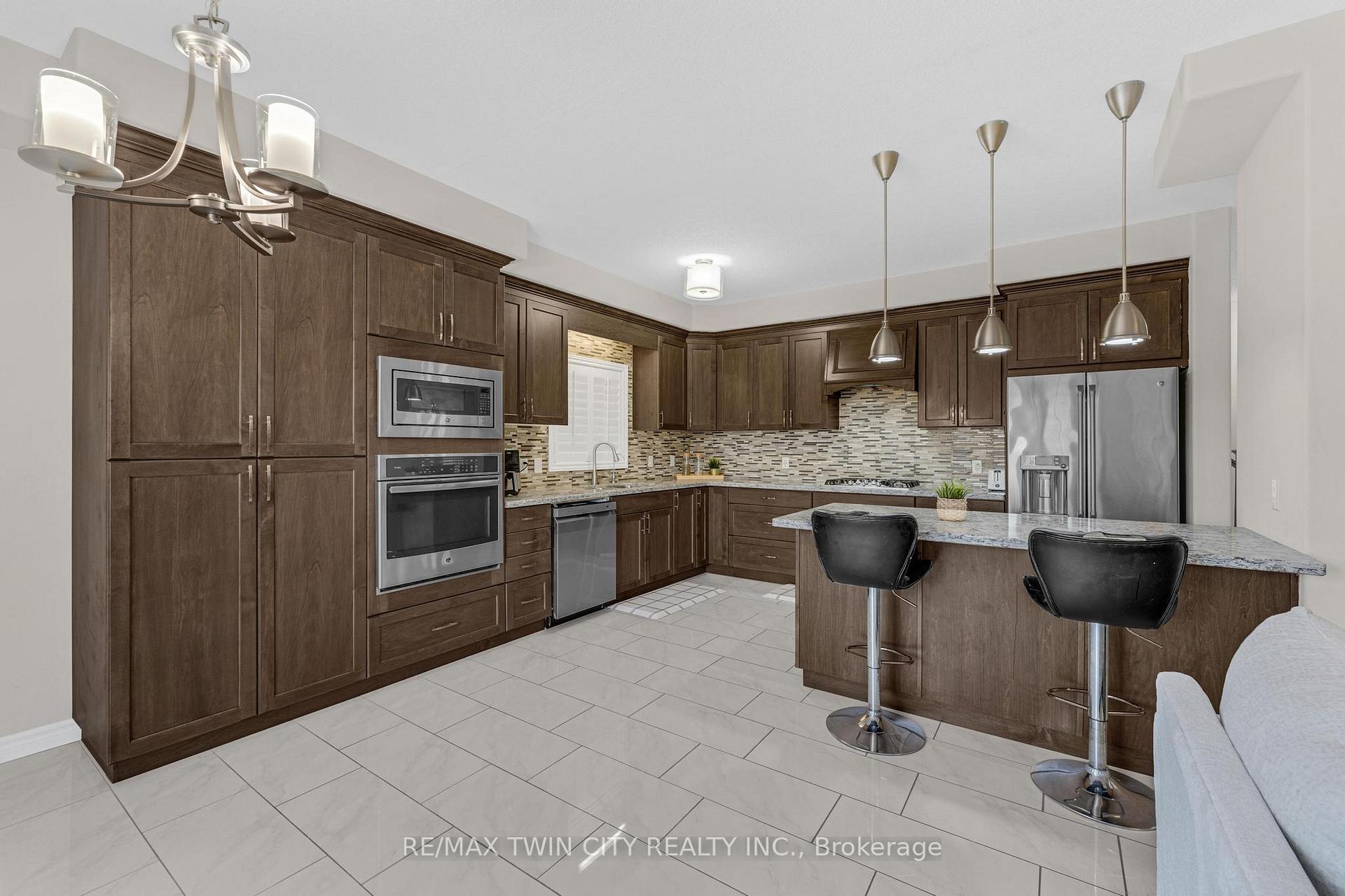 Photo 5 of 11 Netherwood Road, Kitchener — HOMEH