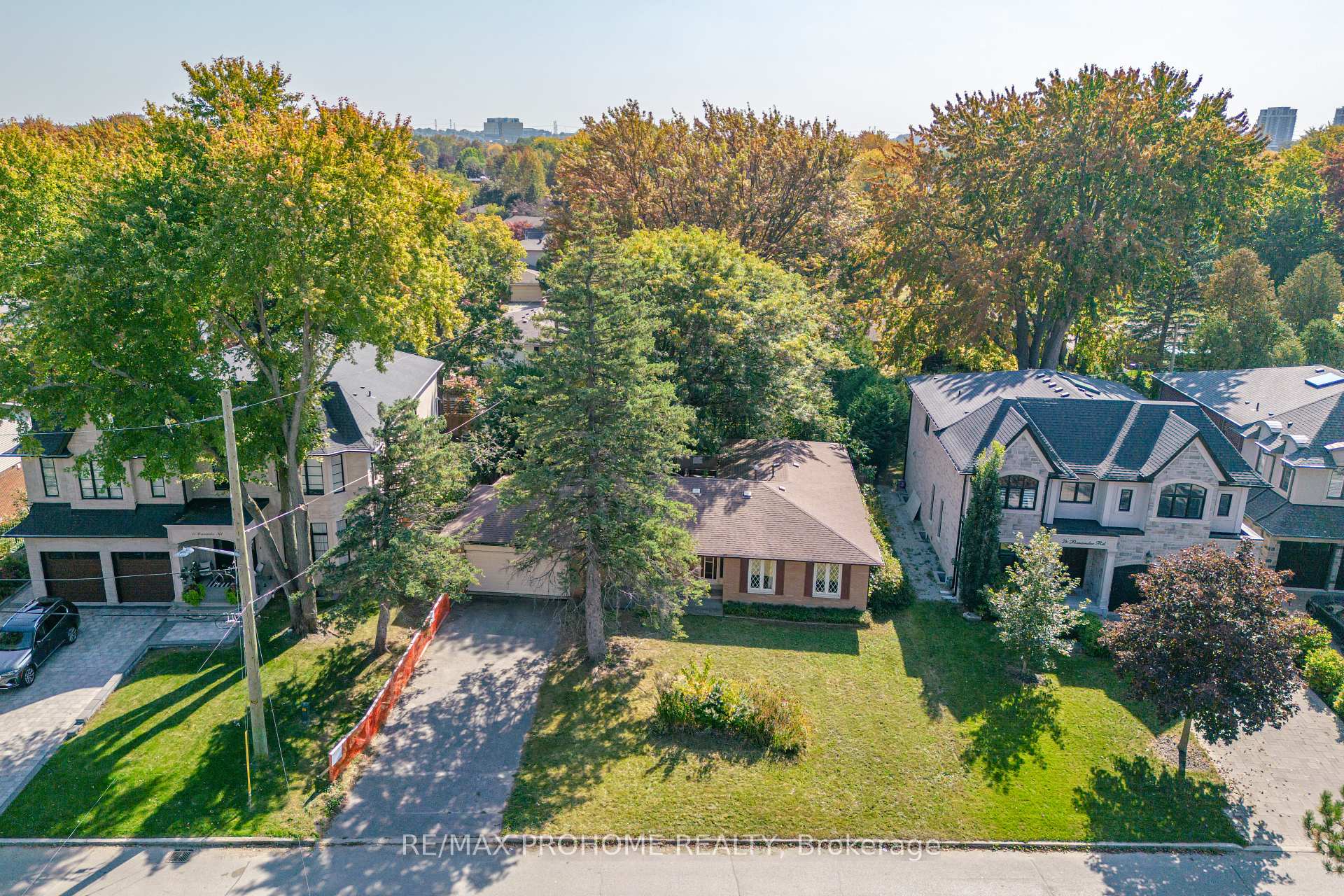 Photo 2 of 9 Pomander Road, Markham, Unionville — HOMEH