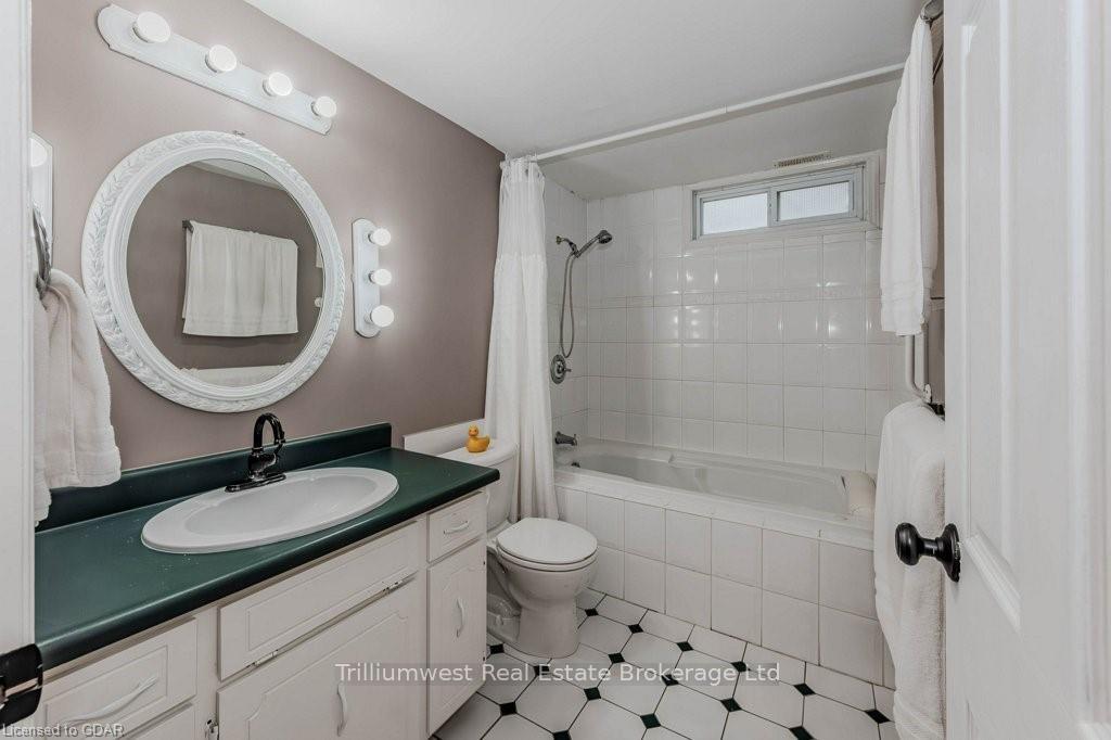 Photo 31 of 122 Martinglen Crescent, Kitchener — HOMEH