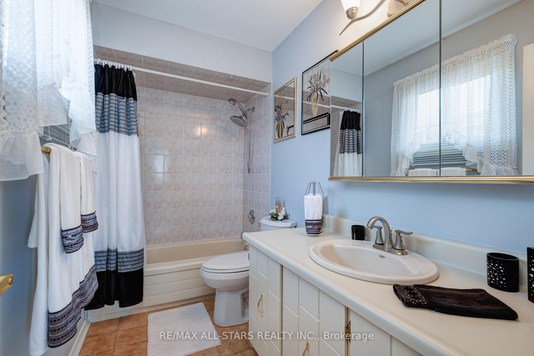 Photo 32 of 40 Eastwood Crescent, Markham, Markham Village — HOMEH