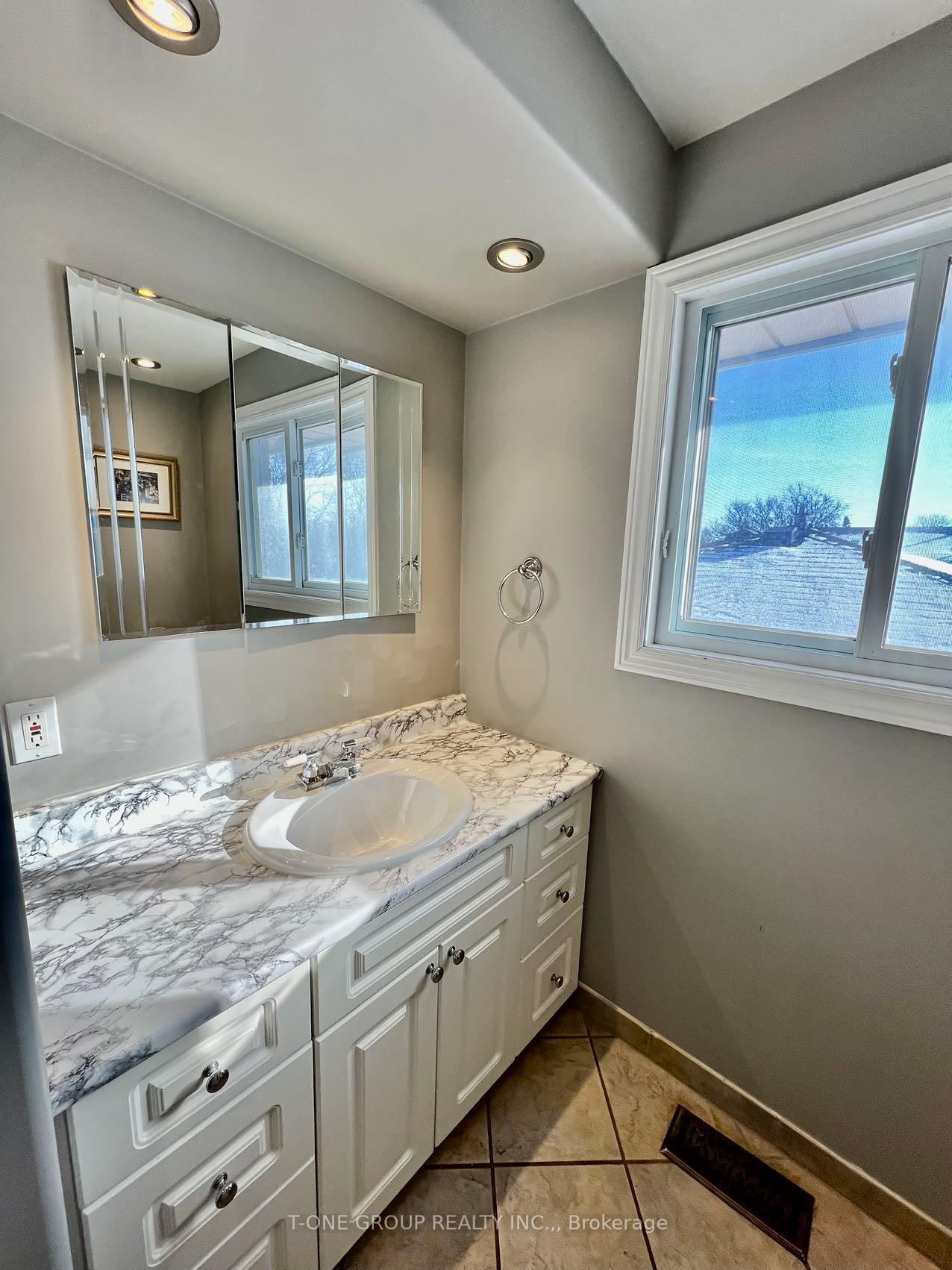 Photo 15 of 507 Upper Horning Road, Hamilton, Gurnett — HOMEH