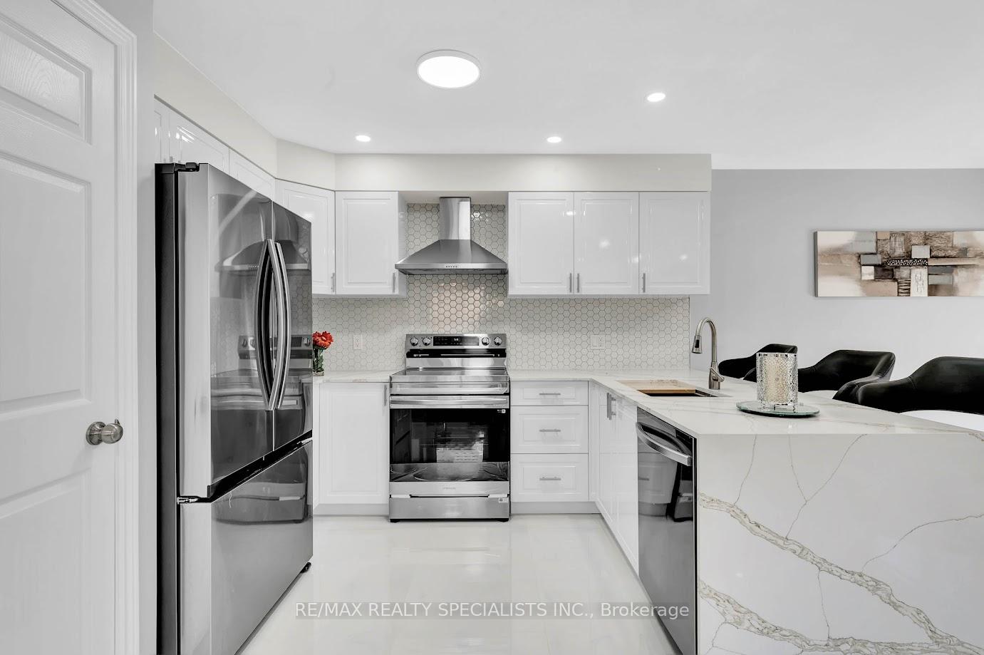 Photo 14 of 92 Pebblecreek Drive, Kitchener, Grand River South — HOMEH