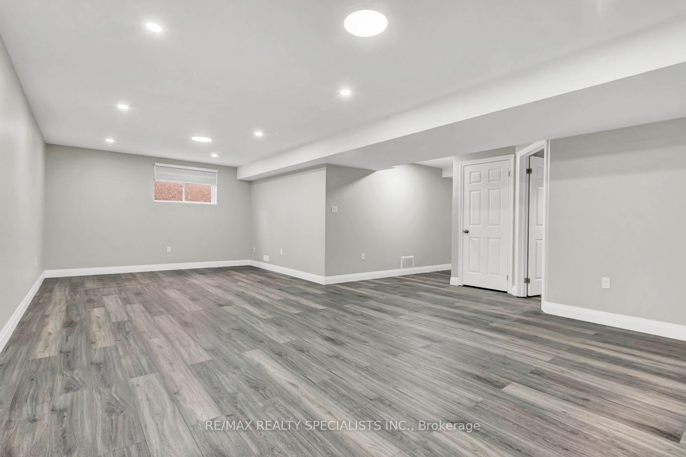 Photo 35 of 92 Pebblecreek Drive, Kitchener, Grand River South — HOMEH