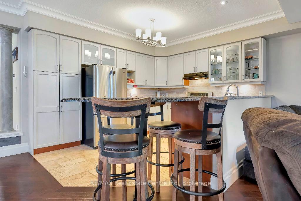 Photo 7 of 16 Woodsmere Drive, Kitchener — HOMEH