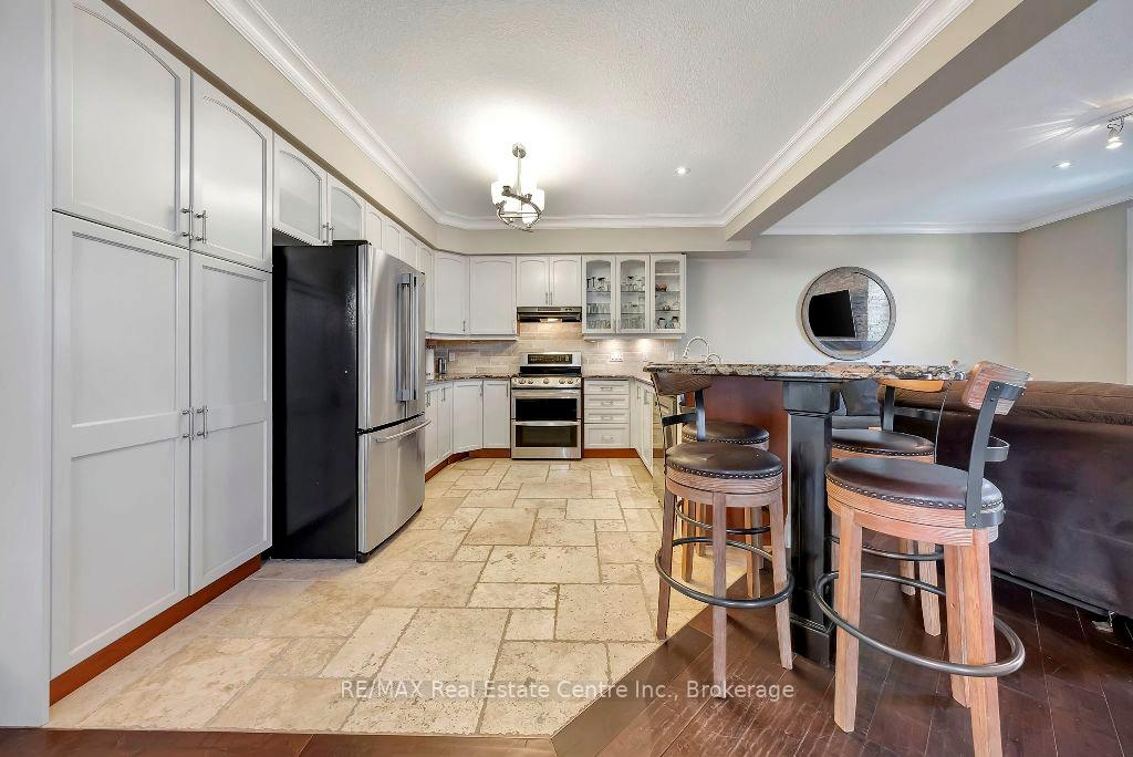 Photo 8 of 16 Woodsmere Drive, Kitchener — HOMEH