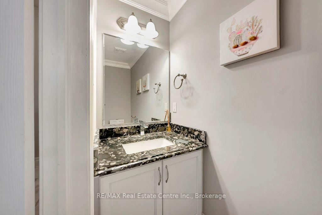 Photo 9 of 16 Woodsmere Drive, Kitchener — HOMEH