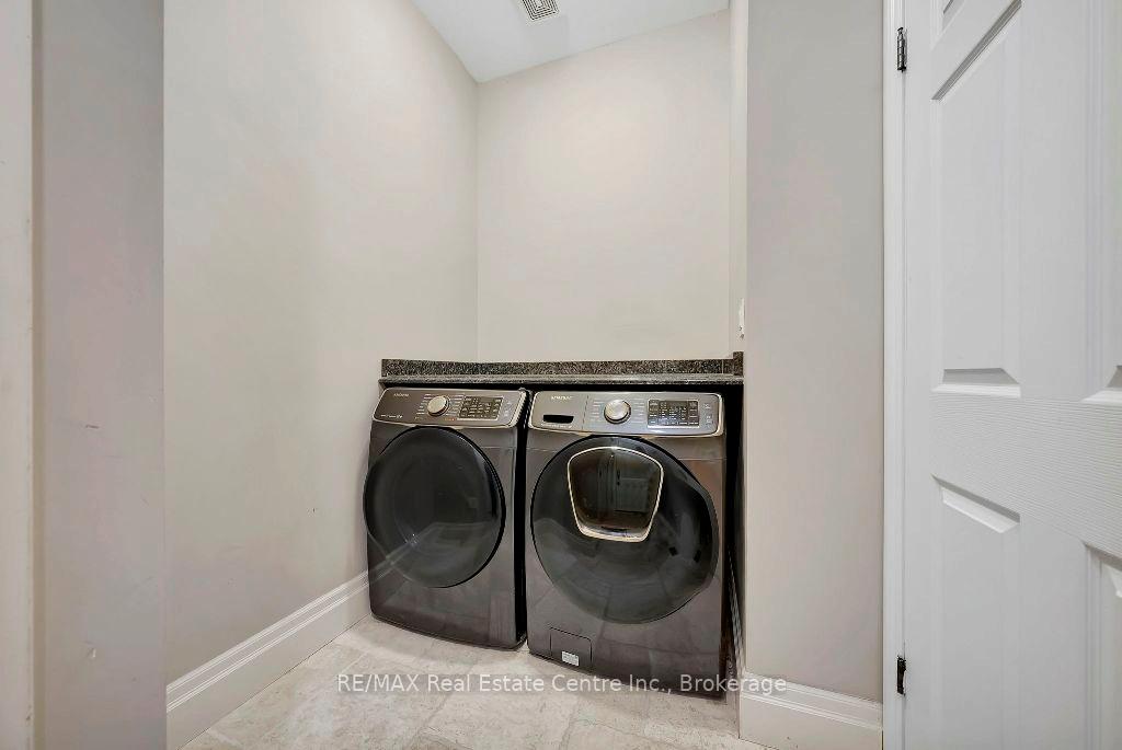 Photo 11 of 16 Woodsmere Drive, Kitchener — HOMEH