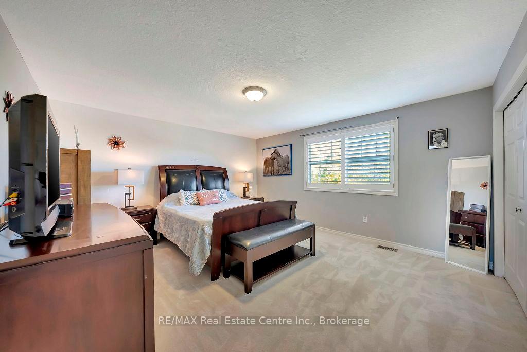 Photo 12 of 16 Woodsmere Drive, Kitchener — HOMEH