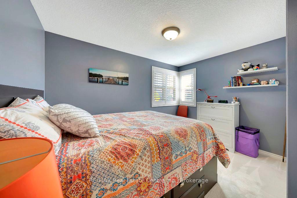 Photo 13 of 16 Woodsmere Drive, Kitchener — HOMEH