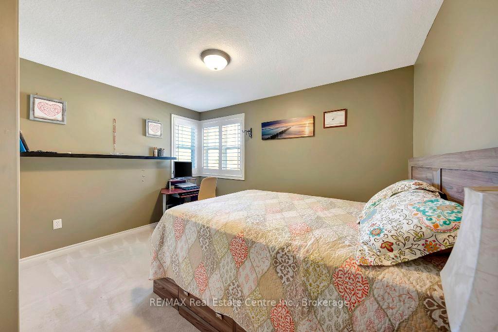 Photo 14 of 16 Woodsmere Drive, Kitchener — HOMEH