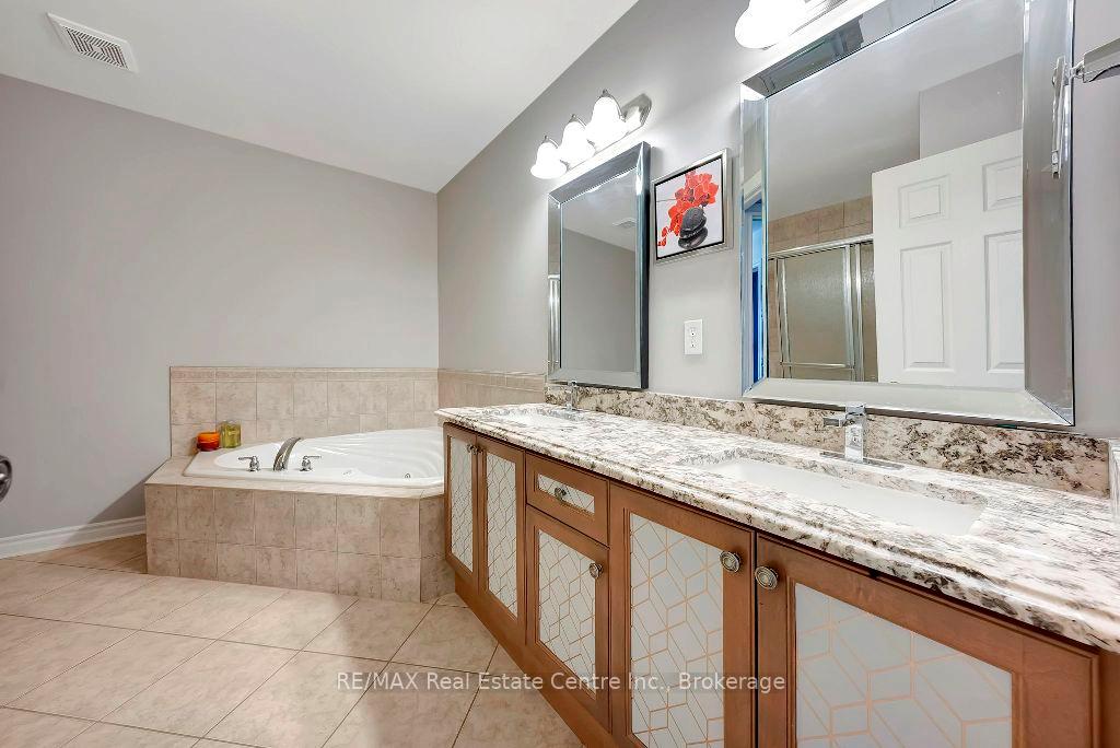 Photo 15 of 16 Woodsmere Drive, Kitchener — HOMEH