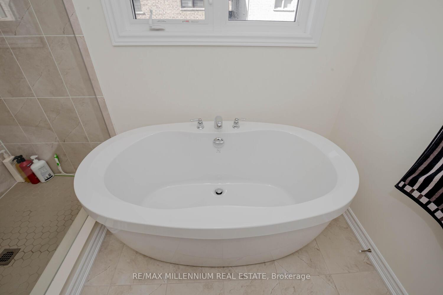 Photo 4 of 639 Bearberry Place, Milton, Cobban — HOMEH