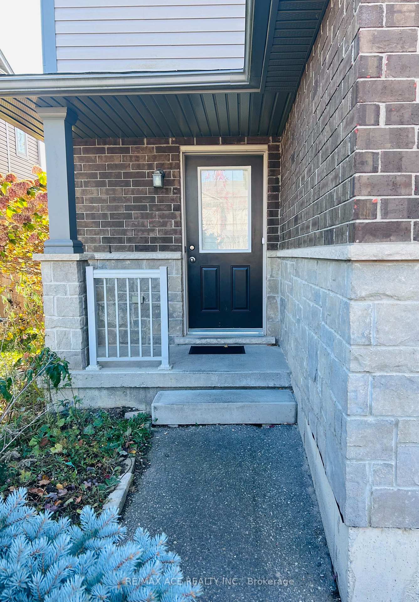 Photo 2 of 122 Rochefort Street, Kitchener — HOMEH