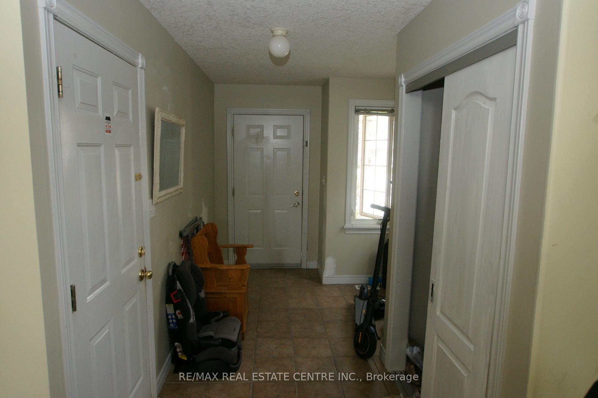 Photo 2 of 10 Doll Court, Kitchener, Laurentian Hills/Country Hills W — HOMEH