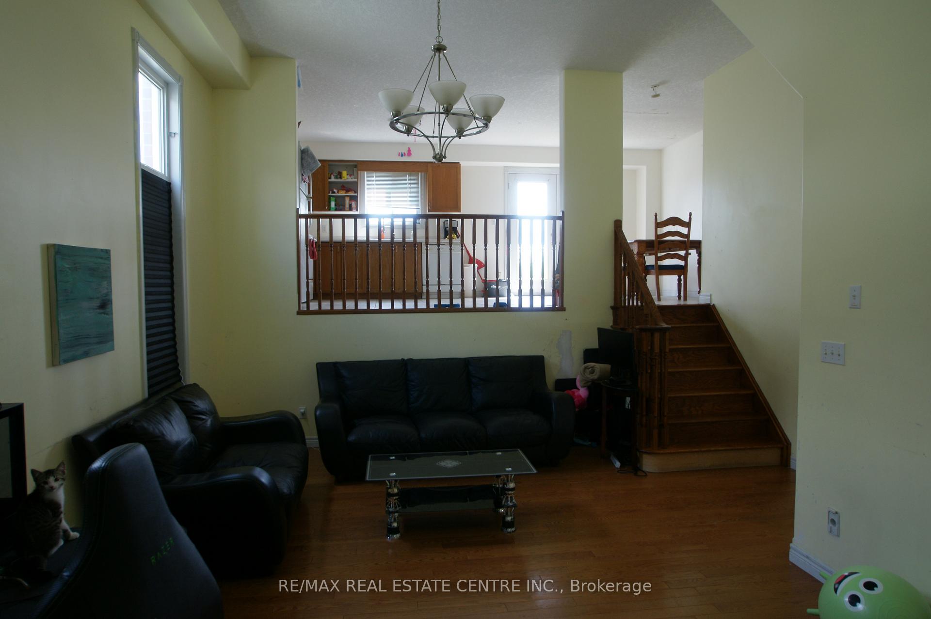 Photo 3 of 10 Doll Court, Kitchener, Laurentian Hills/Country Hills W — HOMEH