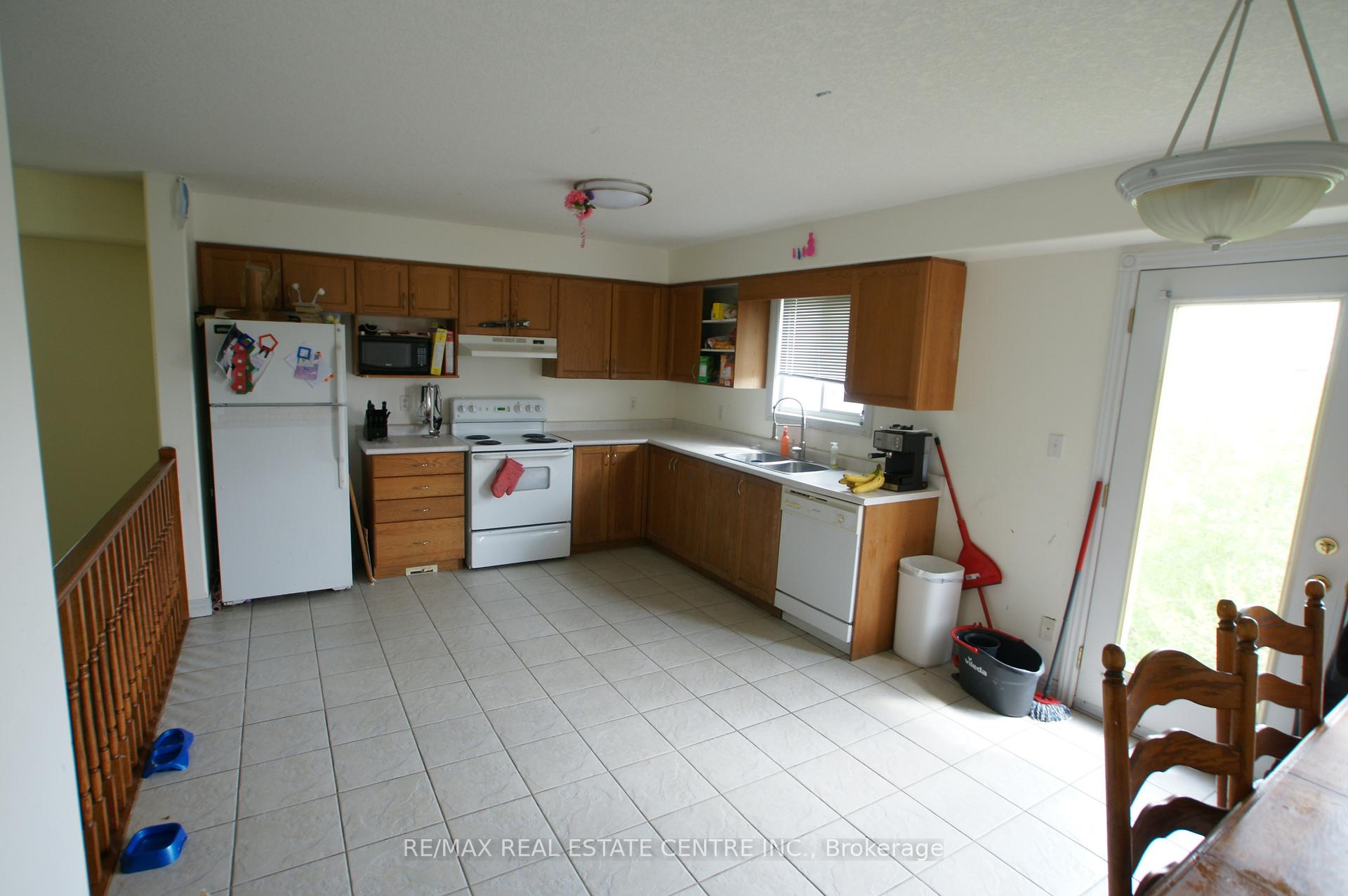 Photo 5 of 10 Doll Court, Kitchener, Laurentian Hills/Country Hills W — HOMEH