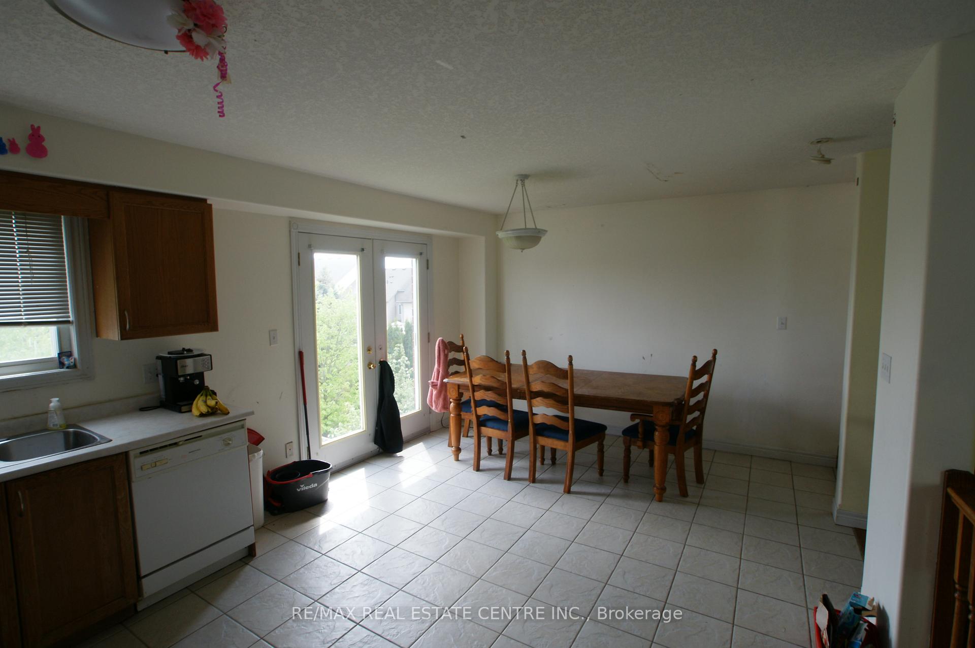 Photo 6 of 10 Doll Court, Kitchener, Laurentian Hills/Country Hills W — HOMEH