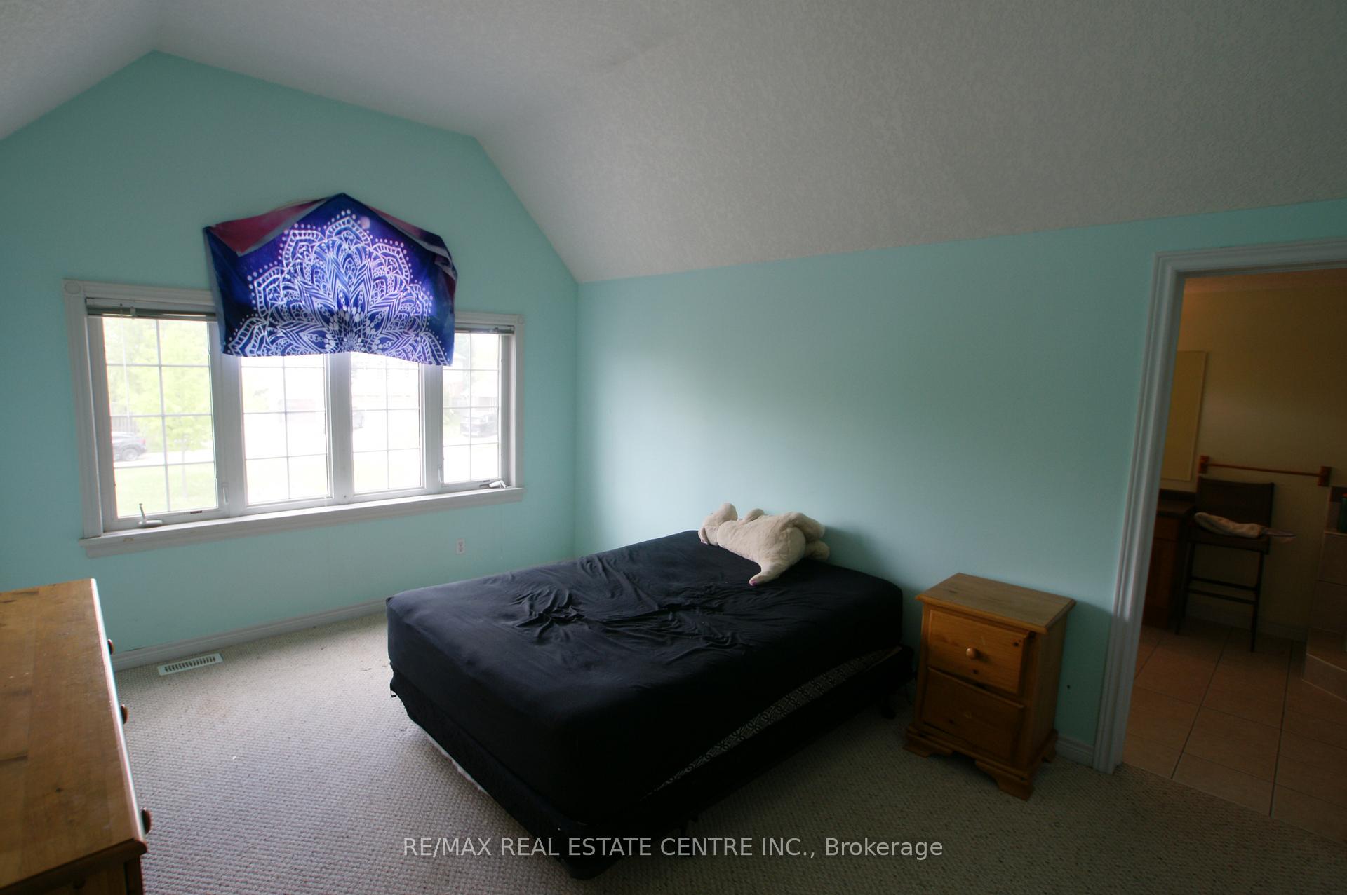 Photo 8 of 10 Doll Court, Kitchener, Laurentian Hills/Country Hills W — HOMEH
