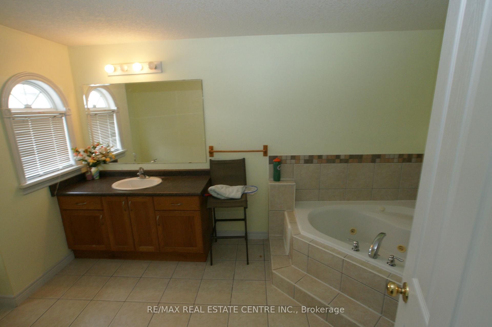 Photo 10 of 10 Doll Court, Kitchener, Laurentian Hills/Country Hills W — HOMEH