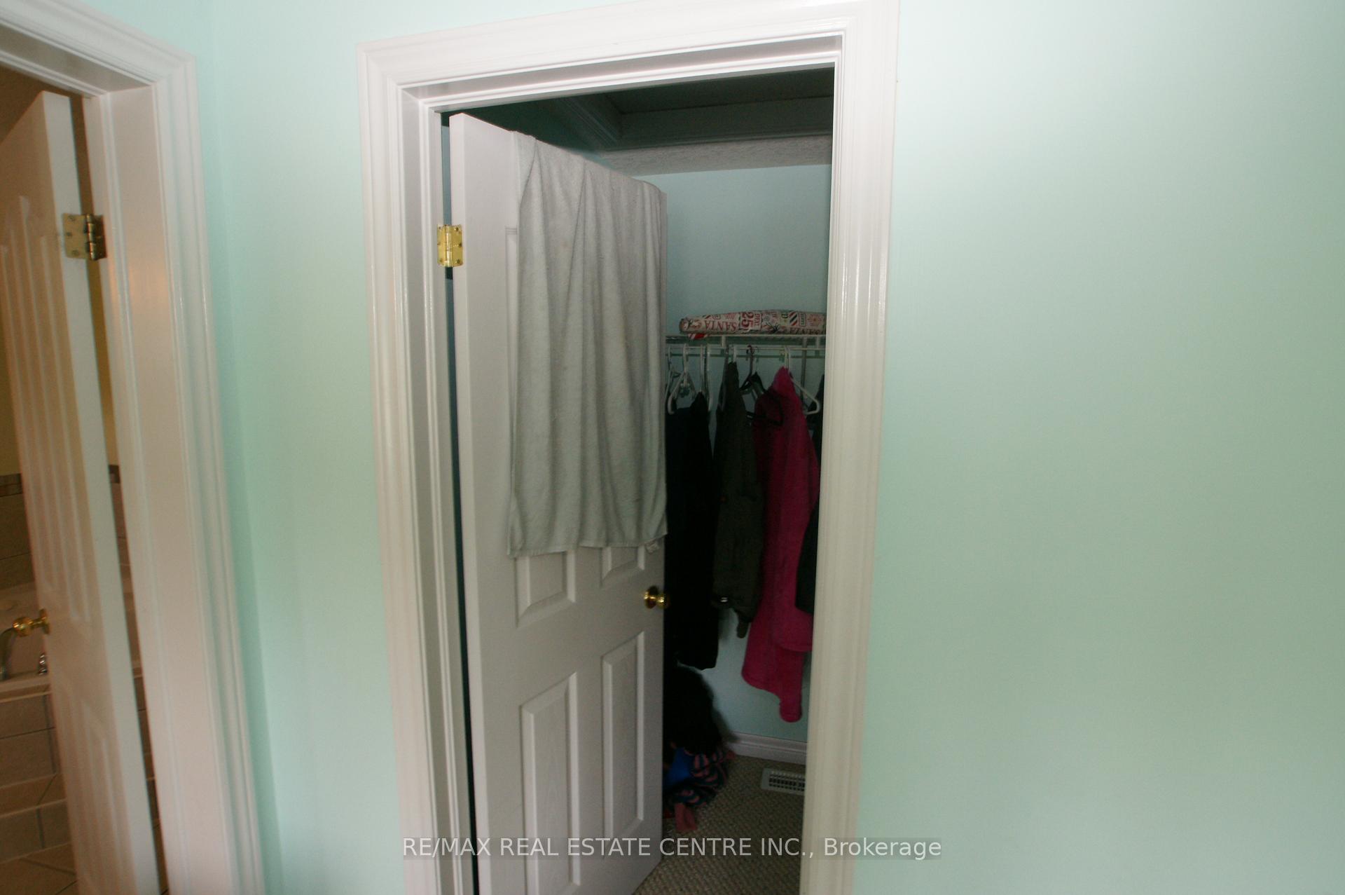 Photo 11 of 10 Doll Court, Kitchener, Laurentian Hills/Country Hills W — HOMEH