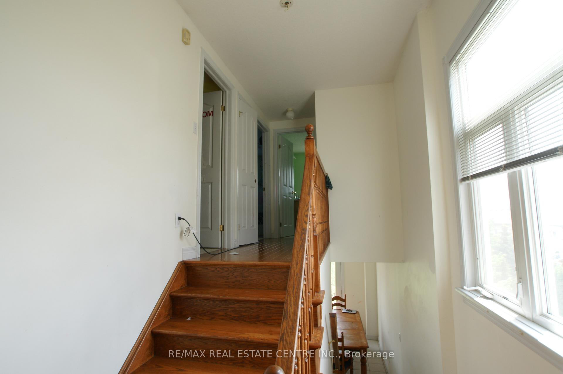 Photo 13 of 10 Doll Court, Kitchener, Laurentian Hills/Country Hills W — HOMEH