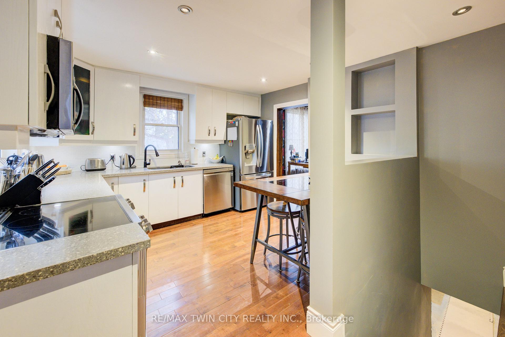 Photo 19 of 118 College Street, Kitchener — HOMEH