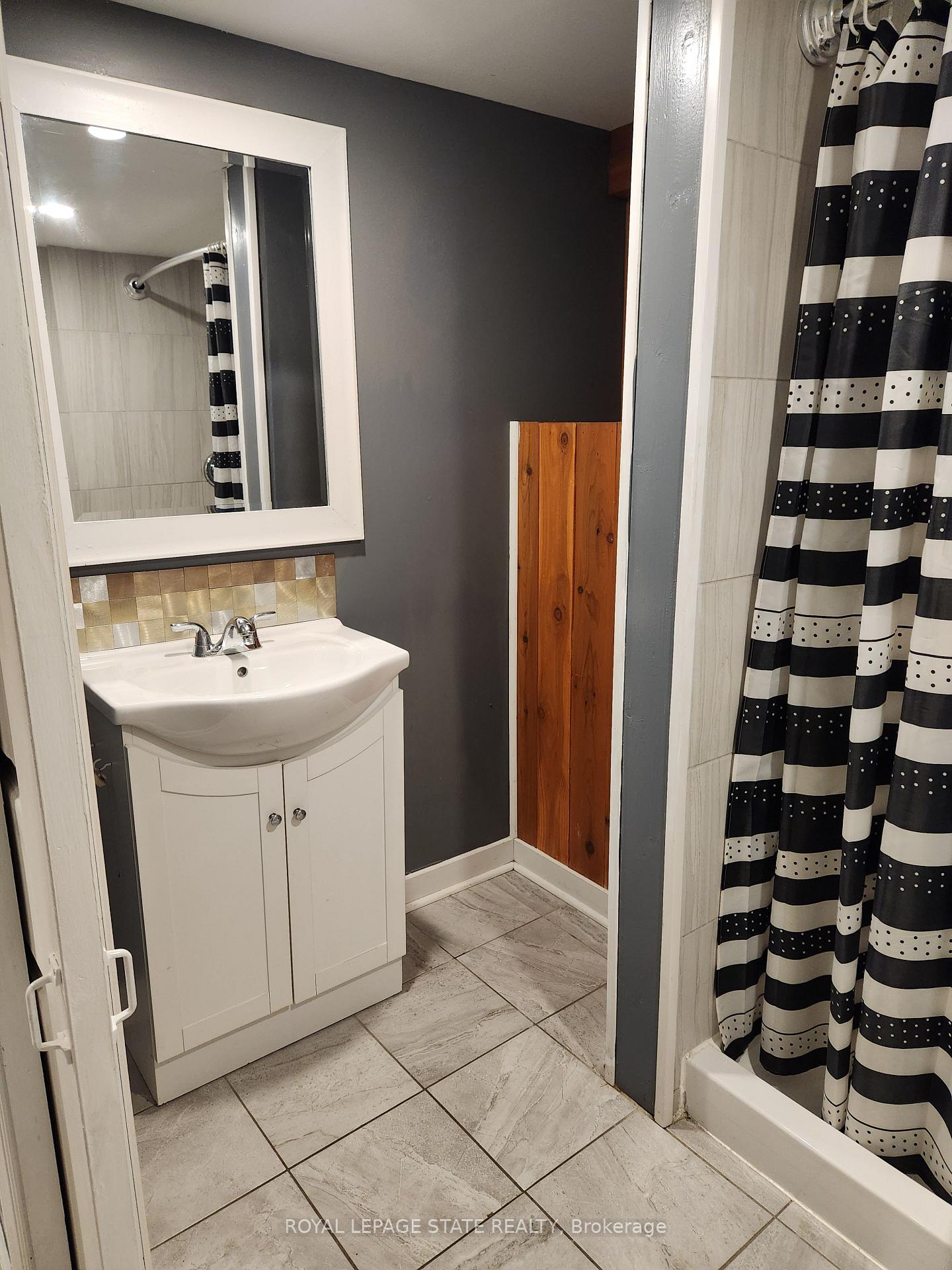 Photo 8 of Unit Lower, 233 Huxley Avenue S, Hamilton, Delta — HOMEH