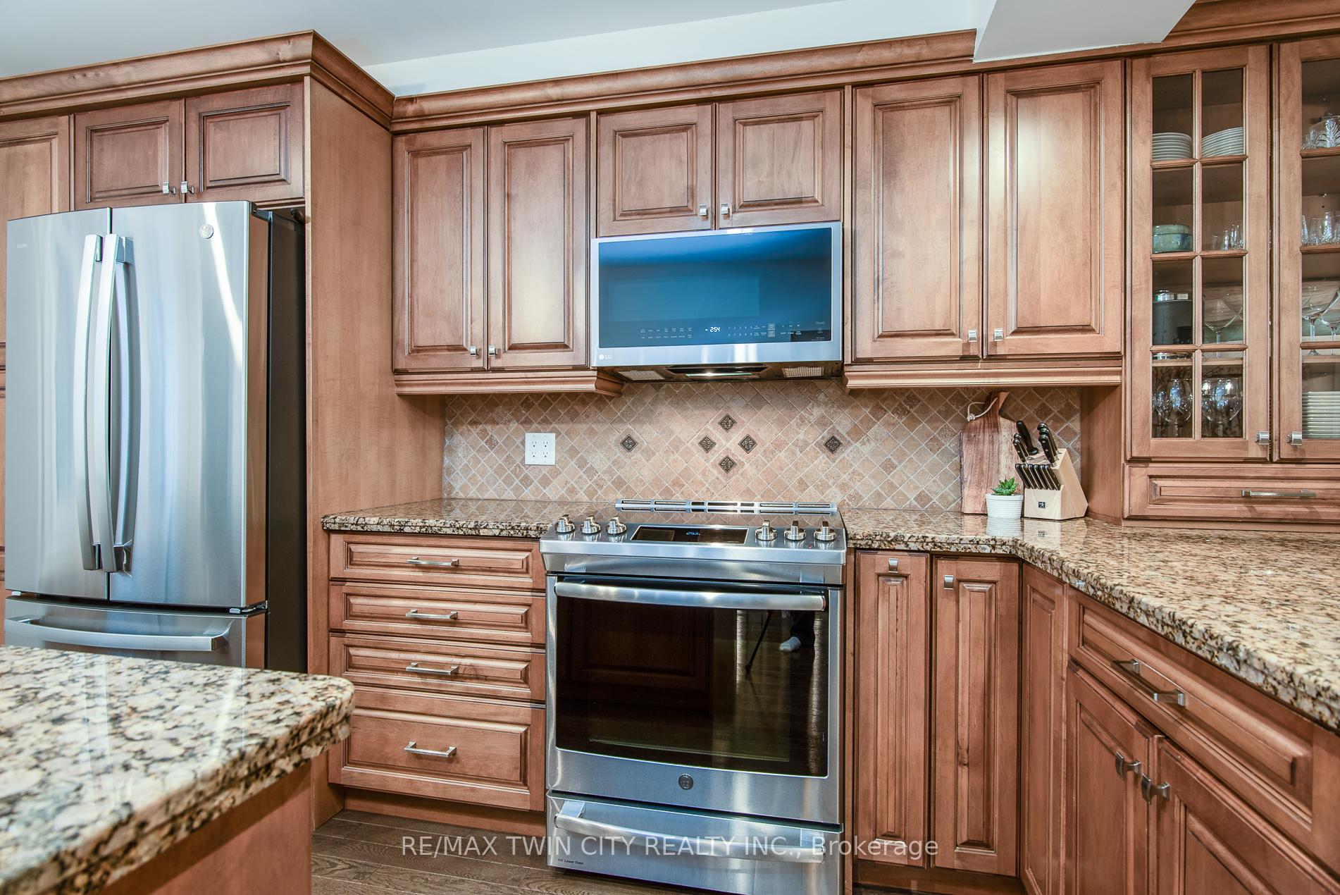 Photo 11 of 33 Woodview Crescent, Kitchener — HOMEH