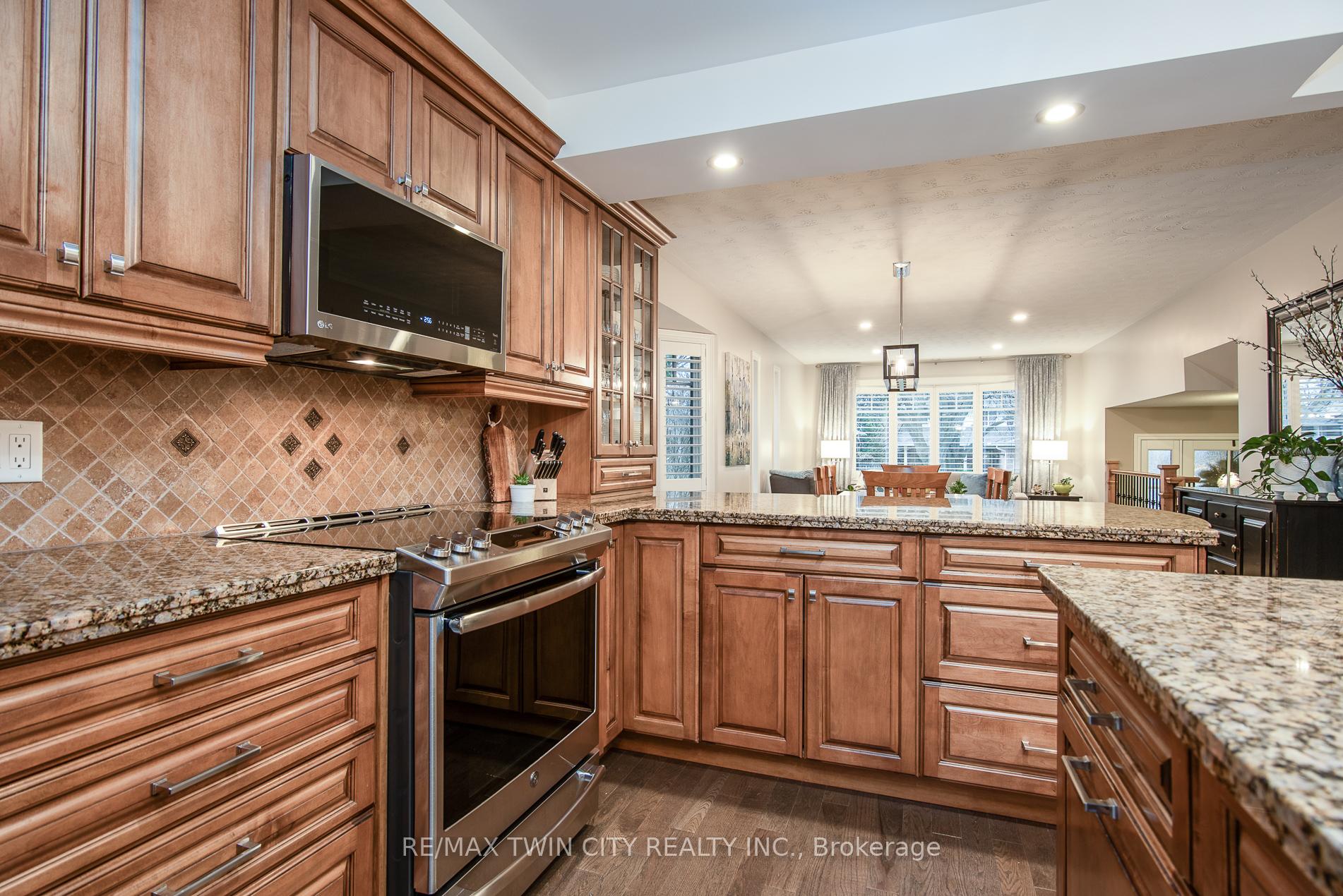 Photo 12 of 33 Woodview Crescent, Kitchener — HOMEH