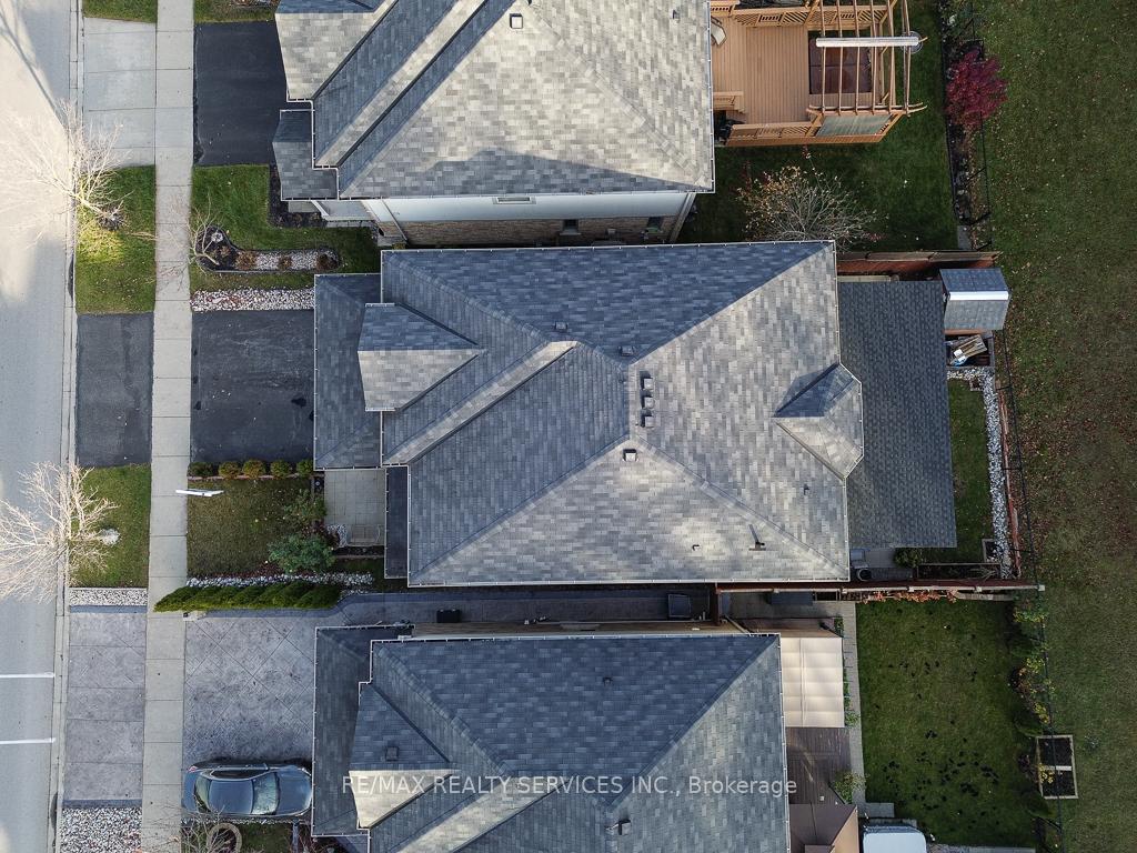 Photo 3 of 716 Robert Ferrie Drive, Kitchener — HOMEH