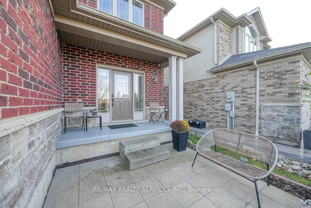 Photo 5 of 716 Robert Ferrie Drive, Kitchener — HOMEH