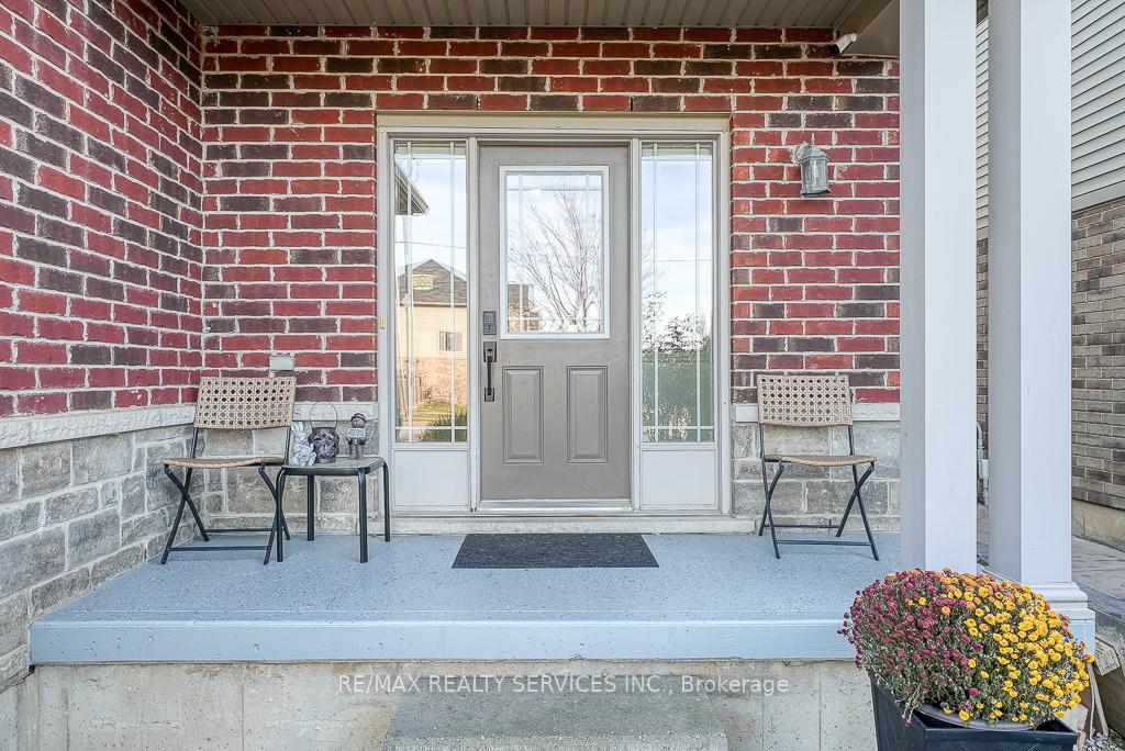 Photo 6 of 716 Robert Ferrie Drive, Kitchener — HOMEH