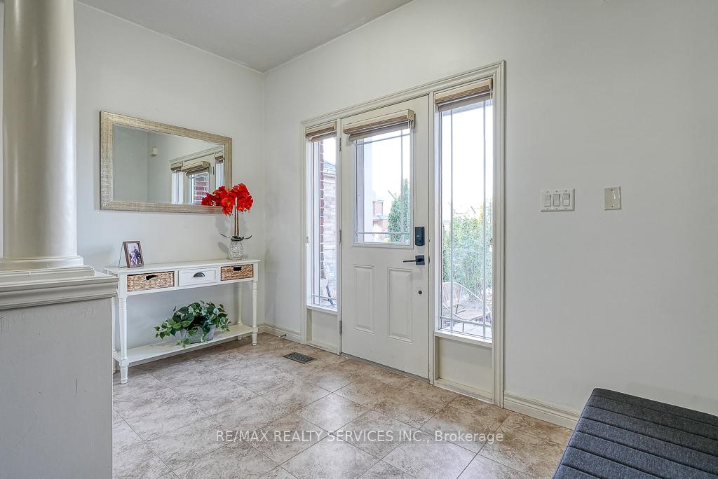 Photo 7 of 716 Robert Ferrie Drive, Kitchener — HOMEH