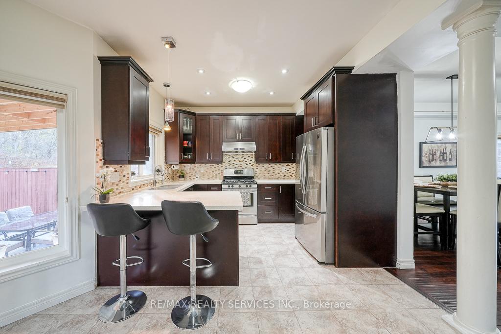 Photo 12 of 716 Robert Ferrie Drive, Kitchener — HOMEH