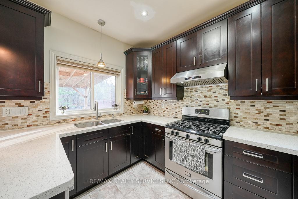Photo 13 of 716 Robert Ferrie Drive, Kitchener — HOMEH