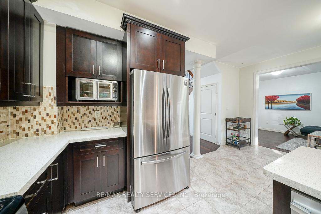 Photo 14 of 716 Robert Ferrie Drive, Kitchener — HOMEH