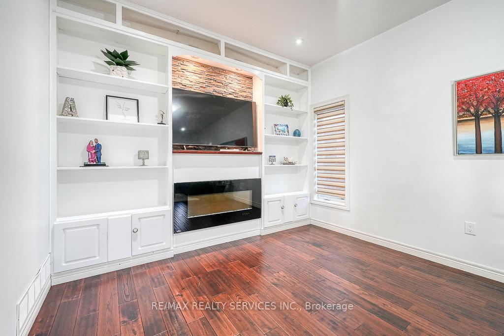 Photo 18 of 716 Robert Ferrie Drive, Kitchener — HOMEH