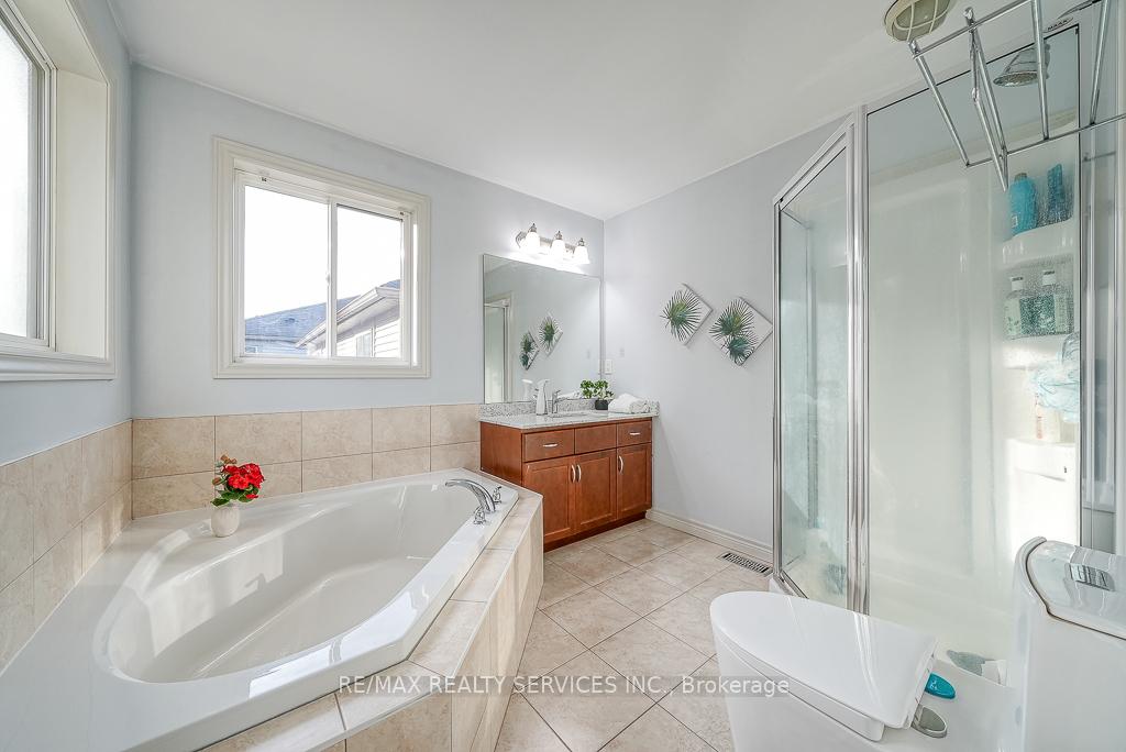 Photo 23 of 716 Robert Ferrie Drive, Kitchener — HOMEH