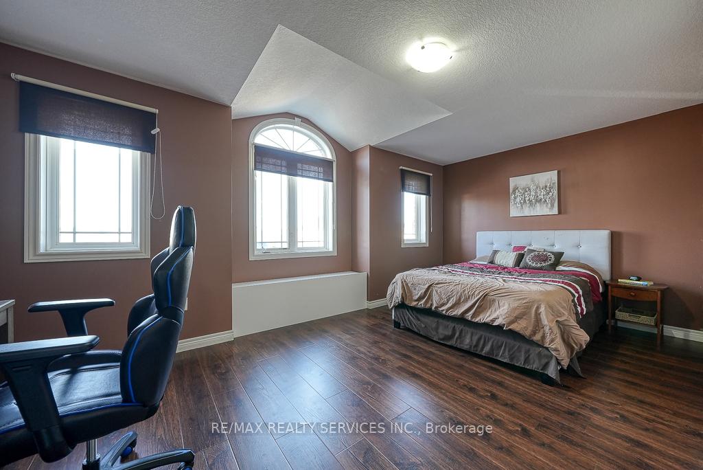 Photo 24 of 716 Robert Ferrie Drive, Kitchener — HOMEH