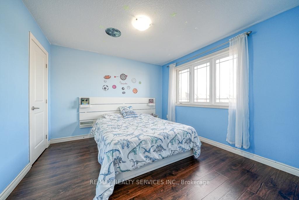 Photo 25 of 716 Robert Ferrie Drive, Kitchener — HOMEH