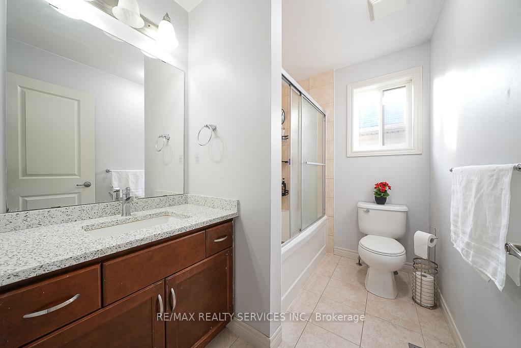 Photo 26 of 716 Robert Ferrie Drive, Kitchener — HOMEH