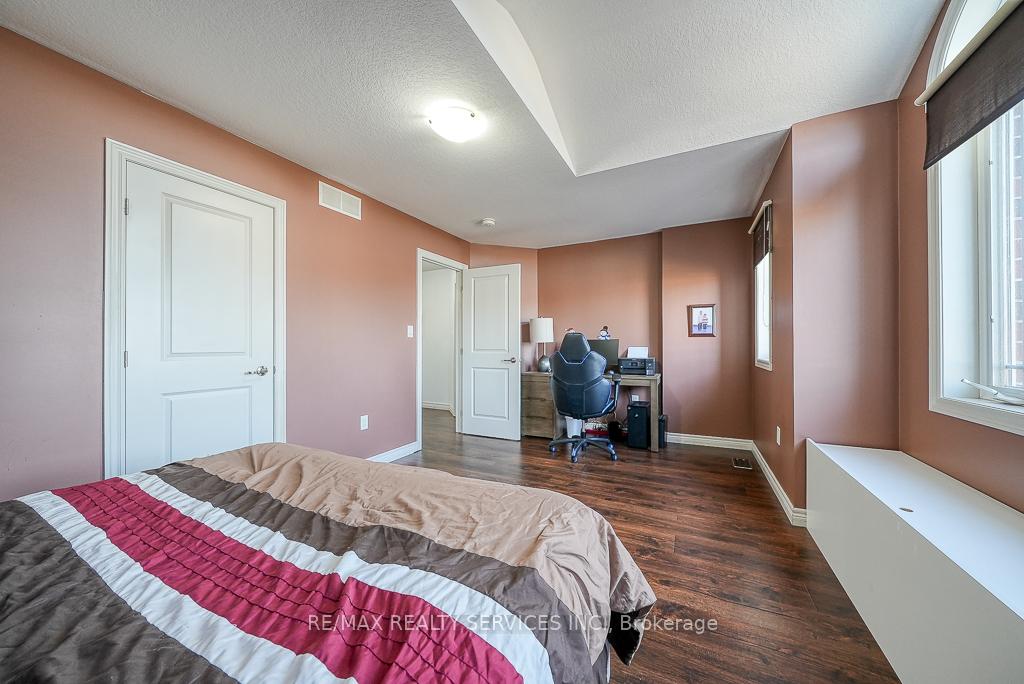 Photo 27 of 716 Robert Ferrie Drive, Kitchener — HOMEH