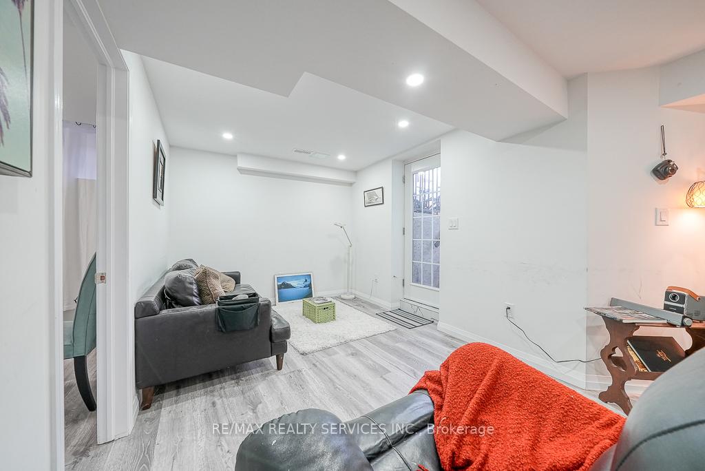 Photo 34 of 716 Robert Ferrie Drive, Kitchener — HOMEH