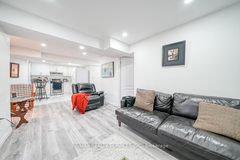 Photo 35 of 716 Robert Ferrie Drive, Kitchener — HOMEH